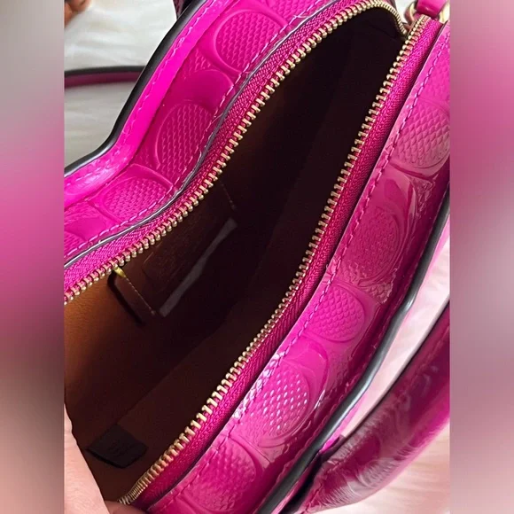 CN600 - Coach Heart Bag in Signature Leather - Picture 7 of 13
